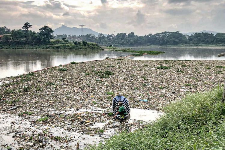 Pelestari mengangkut sampah plastik menggunakan perahu di sungai Citarum, Kecamatan Cihampelas, Kabupaten Bandung Barat (KBB), Jawa Barat, Senin (26/2/2024).