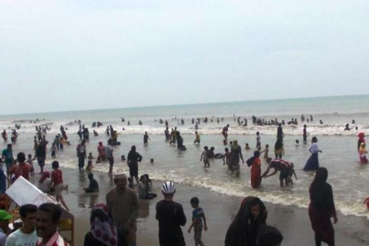 Warga menikmati hari libur di Pantai Bantayan, Desa Bantayan, Kecamatan Seunuddon, Aceh Utara beberapa waktu lalu. Saat ini, pantai ditutup sampai batas waktu yang tidak ditentukan karena dinilai berpotensi terjadinya pelanggaran syariat Islam