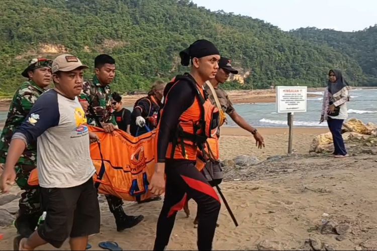 #---Tim SAR gabungan evakuasi korban ketiga yang tenggelam di muara Pantai Pancer Door Kabupaten Pacitan Jawa Timur, Sabtu (21/06/2025)---#