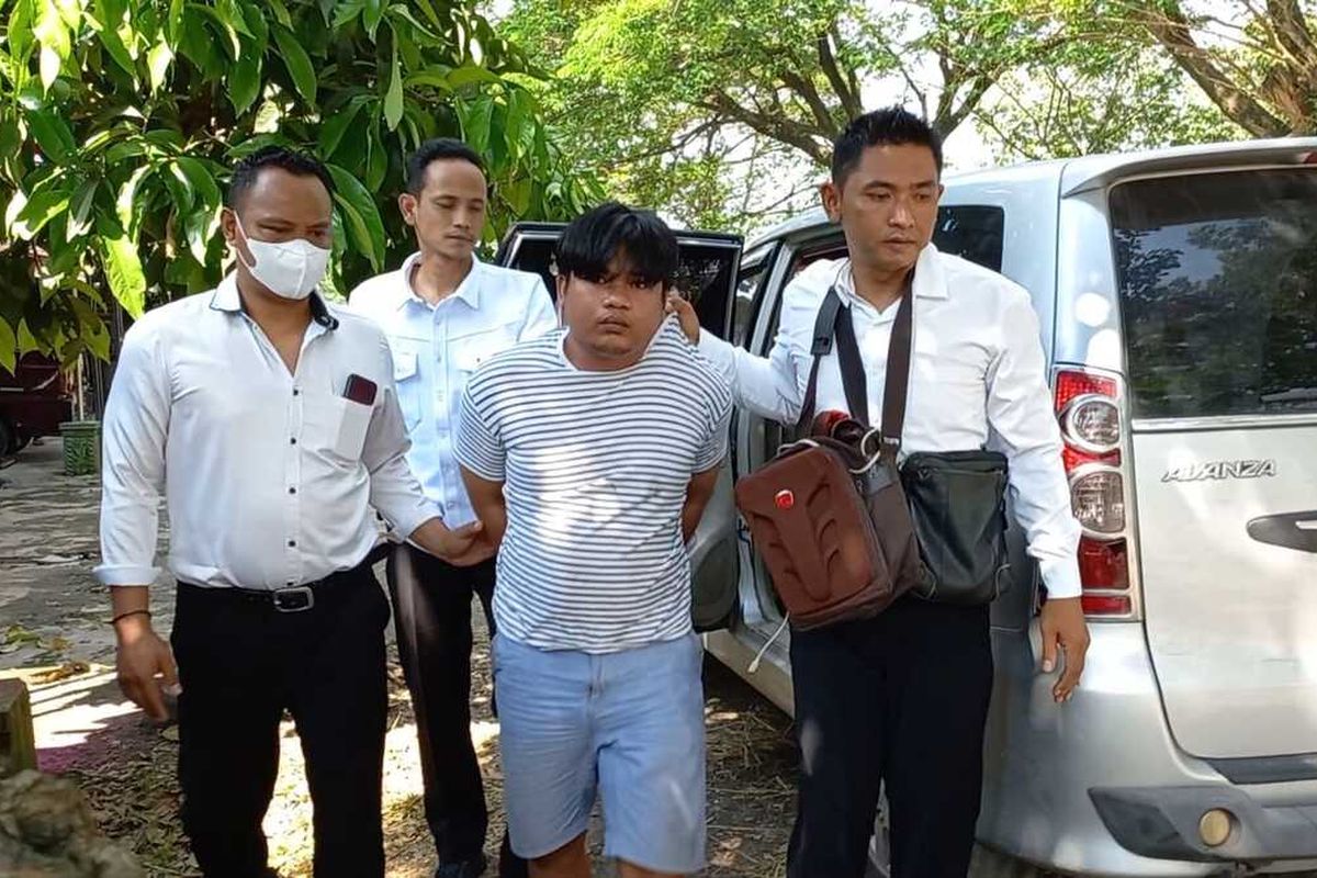 Komplotan pencuri HP dengan modus menggunakan tongsis diamankan Kepolisian Resor Ngawi. Komplotan tersebut menyasar mobil pemudik yang beristirahat di SPBU.