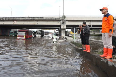 Pulang Umrah, Ganjar Gerak Cepat Tinjau Lokasi Banjir di Semarang
