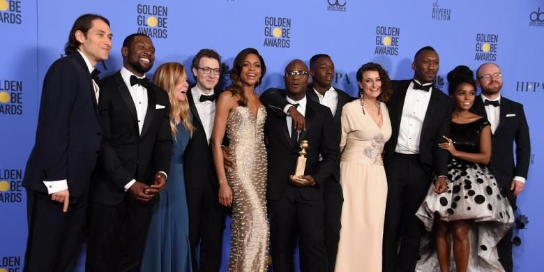 Para bintang dan kreator film Moonlight berpose dengan trofi Best Motion Picture - Drama dalam Golden Globe Awards 2017 yang dihelat di The Beverly Hilton Hotel, Beverly Hills, California, Minggu (8/1/2017).