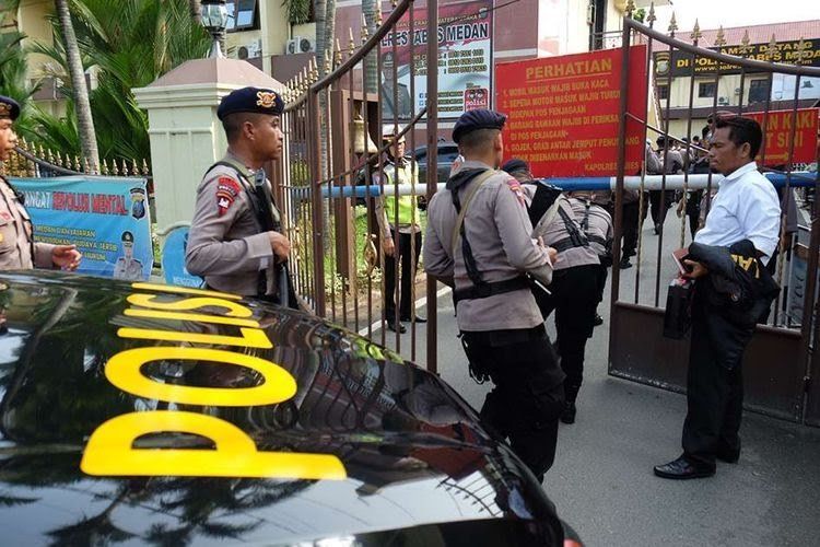  Polisi berjaga pascaledakan yang diduga bom bunuh diri di Mapolrestabes Medan, Sumut, Rabu (13/11/2019). Kepala Divisi Humas Mabes Polri Irjen M Iqbal mengonfirmasi bahwa jumlah sementara korban luka-luka dalam peristiwa ledakan bom tersebut berjumlah 6 orang.