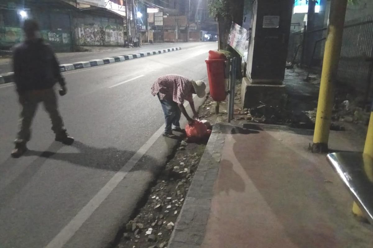 Seorang warga ditangkap Satpol PP Kecamatan Pesanggrahan karena membuang sampah sembarang pada Jumat, (12/7/2019).