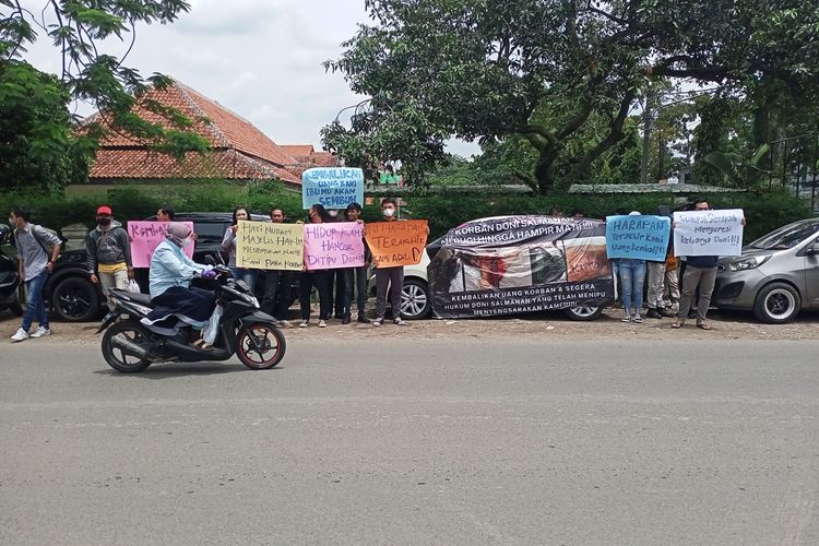 Sidang tuntutan terdakwa kasus aplikasi investasi Quotex Doni Salmanan diwarnai aksi unjuk rasa yang dilakukan oleh para korban. Para Korban Doni Salmanan sudah berkumpul sejak pukul 11.00 siang untuk menggelar aksi dan mengikuti sidang di PN Bale Bandung, Kamis (27/10/2022)