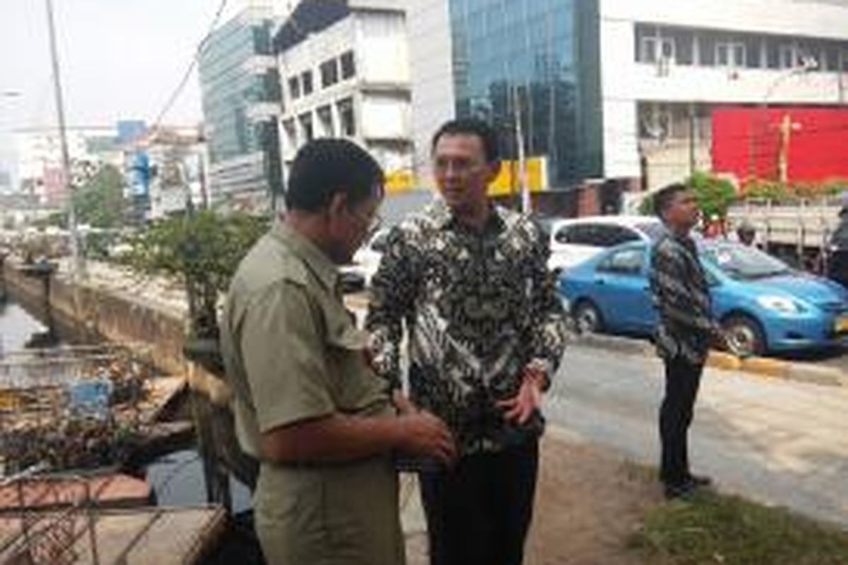 Gubernur DKI Jakarta Basuki Tjahaja Purnama (pakai batik) dan Kepala Dinas Pertamanan dan Pemakaman DKI Jakarta Nandar Sunandar saat meninjau kebersihan di taman sepanjang Jalan Hayam Wuruk, Jakarta, Selasa (26/5/2015).