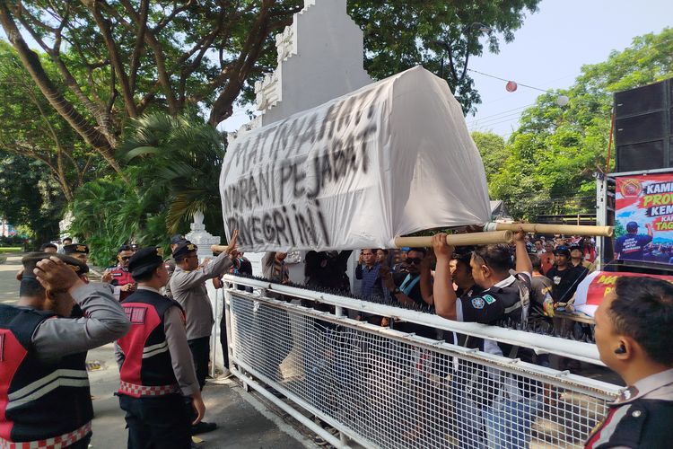 Akses Kantor Pemkab Banyuwangi Diblokir Sopir Truk, Aktivitas Pegawai Terganggu