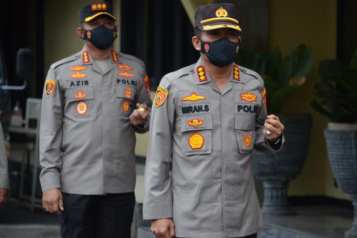 Kombes Imran Edwin Siregar (depan) resmi menjabat Kapolres Metro Depok yang baru, menggantikan Kombes Azis Andriansyah (belakang) yang menjabat Kapolres Metro Jakarta Selatan.