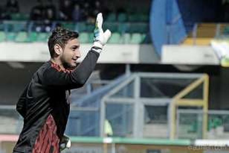 Gianluigi Donnarumma menjalani pemanasan sebelum pertandingan antara AC Milan dan Chievo Verona pada lanjutan Serie A di Stadion Marc'Antonio Bentegodi, Minggu (13/3/2016). 