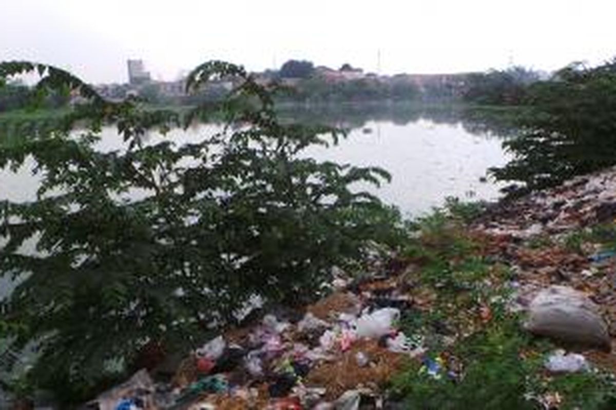 Lokasi tepi situ Rawa Badung, Kelurahan Jatinegara, Kecamatan Cakung, Jakarta Timur dikotori sampah. Minggu (24/11/2013).