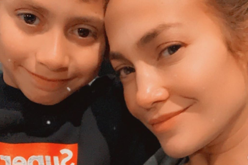 Tanpa Riasan di Wajah, J.Lo Tetap Cantik dengan Kulit Berkilau...