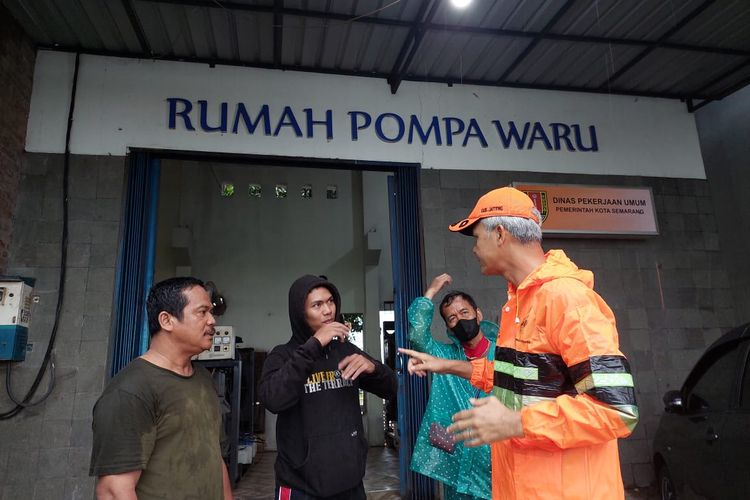 Gubernur Jateng Ganjar Pranowo mengecek keadaan Rumah Pompa Waru di Semarang, Sabtu (31/12/2022).