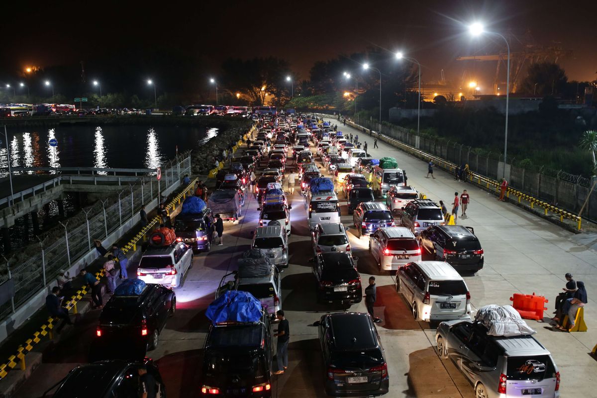 Pemudik terjebak antrean panjang di Dermaga 7  Pelabuhan Merak, Cilegon, Banten, untuk naik ke kapal, Kamis (20/4/2023). Kantong parkir di tujuh dermaga yang tersedia sejak Rabu (19/4/2023) malam hingga Kamis (20/4/2024) pagi kembali dipenuhi mobil kendaraan pemudik yang akan menyeberang ke Sumatera.