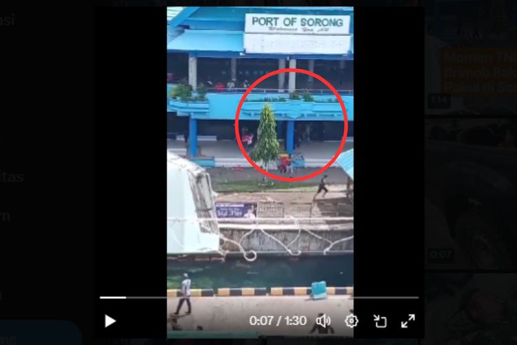 Tangkapan layar video bentrokan TNI AL dengan Brimob di Pelabuhan Sorong, Papua Barat Daya pada Minggu (14/3/2024) pagi.