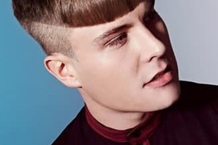 Model rambut pria bowl cut tampak seperti mangkuk yang dipotong dan ditaruh di atas kepala, menciptakan model rambut yang sangat bulat.