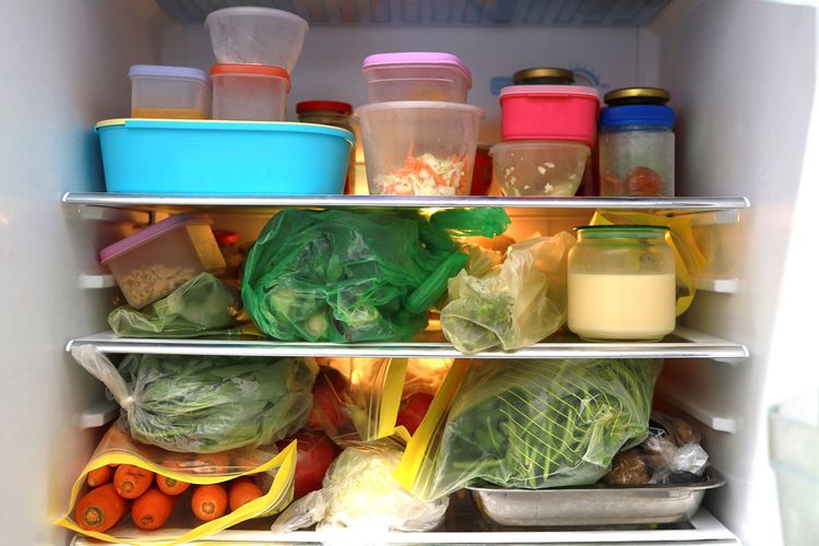 Ilustrasi menyimpan makanan di kulkas.
