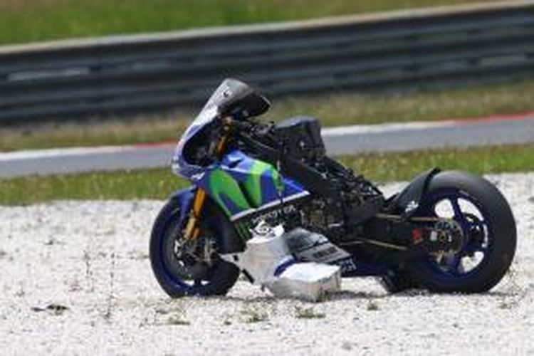 Motor milik pebalap Movistar Yamaha asal Spanyol, Jorge Lorenzo, yang rusak berat akibat kecelakaan saat menguji ban Michelin di Sirkuit Sepang, Rabu (26/2/2015).