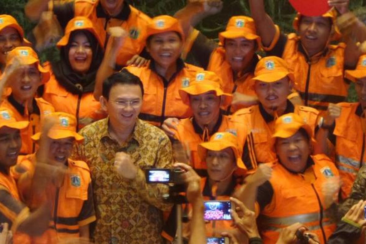 Gubernur DKI Jakarta Basuki Tjahaja Purnama bersama pasukan oranye di Balai Kota DKI Jakarta, Jalan Medan Merdeka Selatan, Kamis (2/3/2017). 