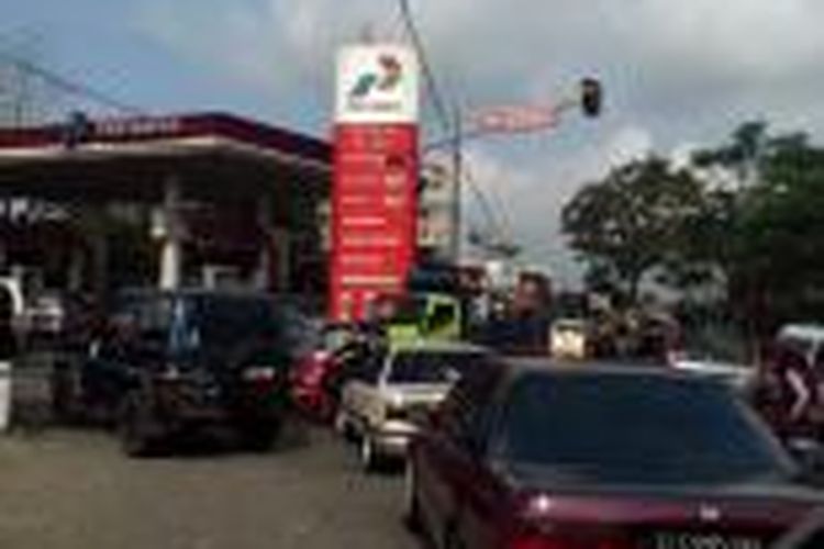 Antrean kendaraan mulai memenuhi tiap SPBU di wilayah Kota Tasikmalaya sejak Selasa (26/8/2014) pagi. 
