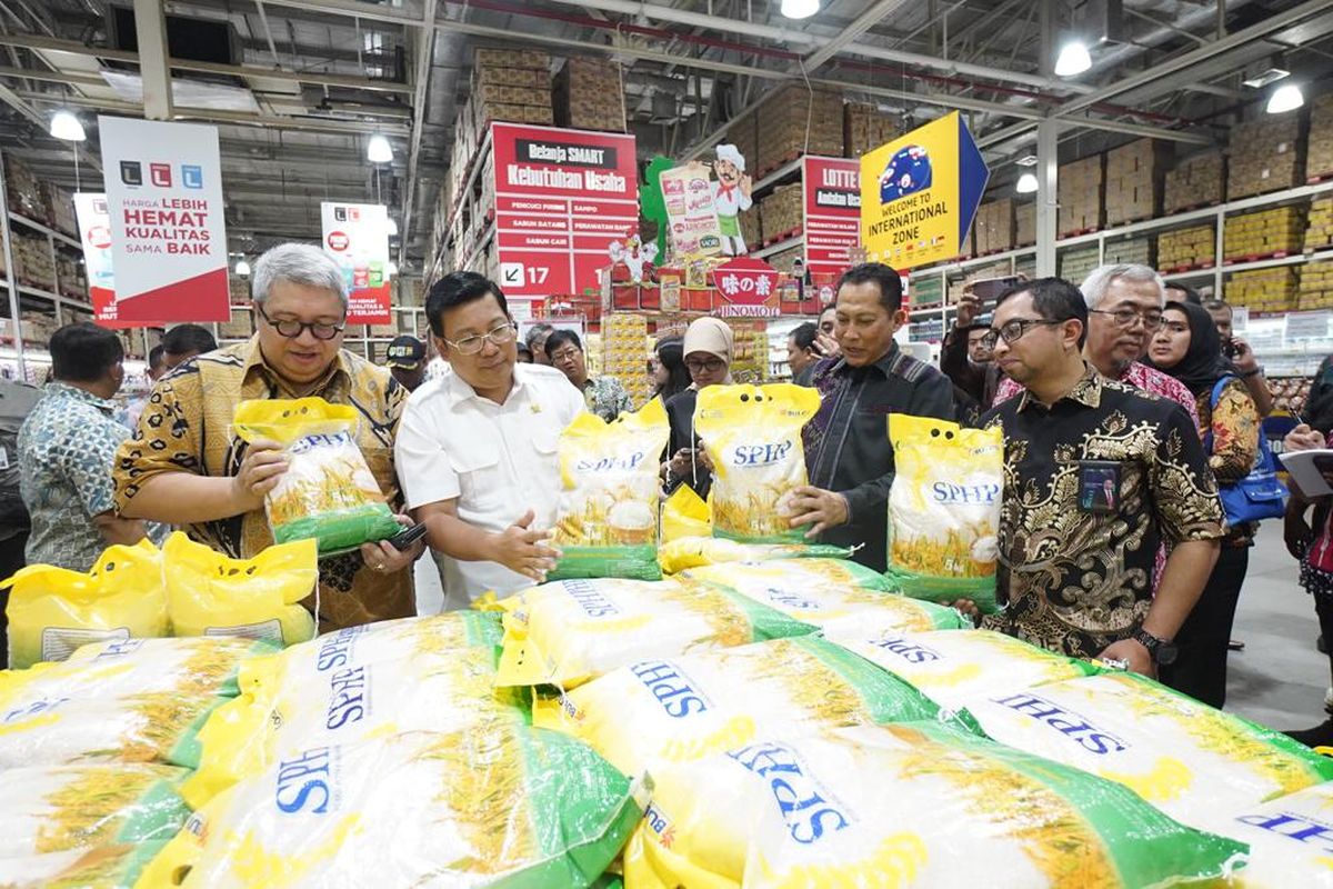 Kepala Bapanas Arief Prasetyo Adi saat mengunjungi Lotte Mart di Jakarta Timur, Jumat (8/9/2023).