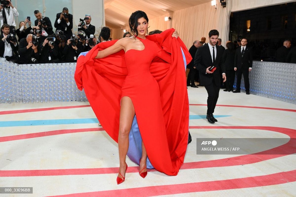 Sosialita Kylie Jenner menghadiri Met Gala 2023 di Metropolitan Museum of Art, New York City, Senin (1/5/2023). 