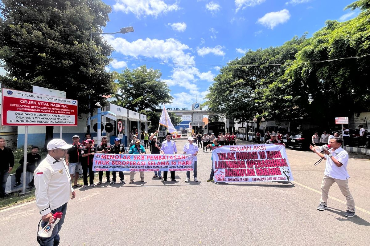 Demo sopir truk di Pelabuhan Tanjung Wangi Banyuwangi menuntut revisi SKB, Kamis (20/3/2025) 