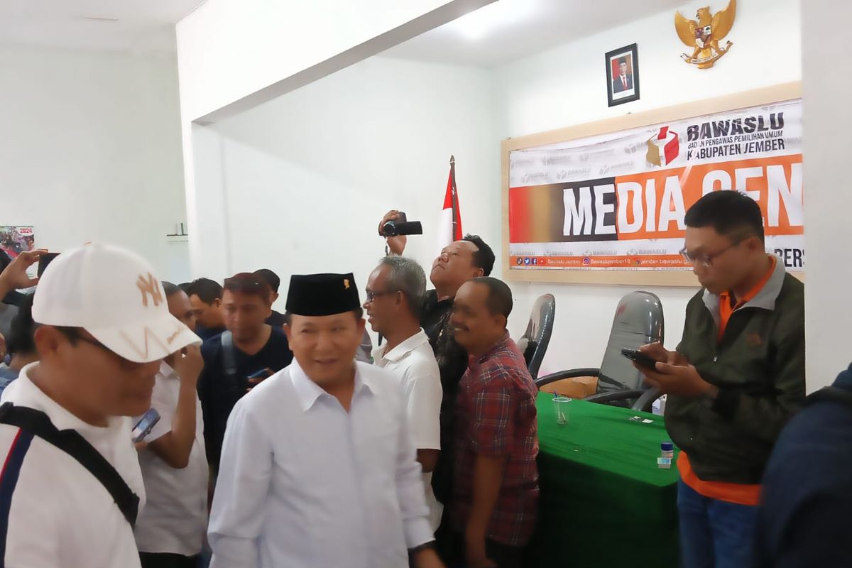 Calon bupati Jember Hendy Siswanto saat mendatangi kantor Bawaslu Jember untuk klarifikasi pada Kamis (10/10/2024)
