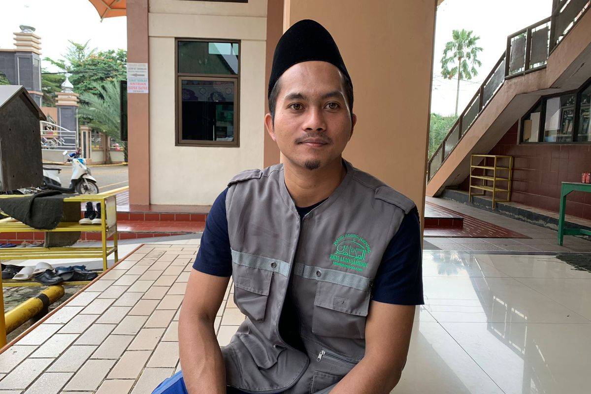 Topik Rahman (26) marbut Masjid Agung Al Mujahidin Serpong, Tangerang Selatan. Topik merupakan lulusan Sarjana Hukum Perdata, dia memutuskan menjadi marbut setelah tiga tahun bekerja sebagai guru honorer di Ciamis, Jawa Barat.