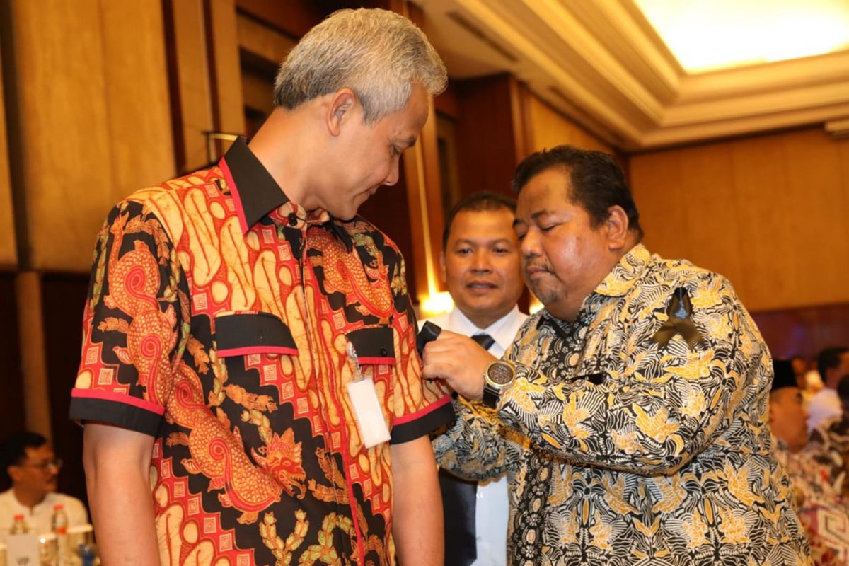 Sebagai wujud empati pada pegawai Kemenkeu yang menjadi korban musibah jatuhnya pesawat Lion Air JT 610, Gubernur Ganjar Pranowo bersama pegawai Kanwil Dirjen Perbendaharaan (DJPb) Jawa Tengah mengenakan pita hitam di lengan kiri saat acara Rapat Koordinasi Kanwil DJPb Provinsi Jawa Tengah dengan Pemerintah Daerah se Jawa Tengah di Hotel Novotel, Rabu (31/10/2018).