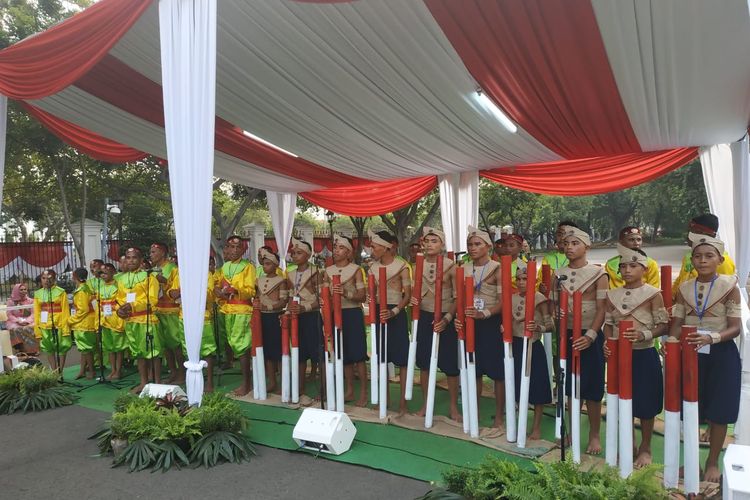 Untuk memeriahkan HUT ke-74 Kemerdekaan Indonesia, Istana Kepresidenan memajang dua mobil era Presiden ke-2 Soeharto.   Pantauan Kompas.com, mobil tersebut dipajang di dekat pintu masuk ke Istana Negara, Jakarta, Sabtu (17/8/2019) pagi.  Mobil yang pernah digunakan Soeharto itu merupakan sedan Cadillac tipe Fleetwood Brougham. 