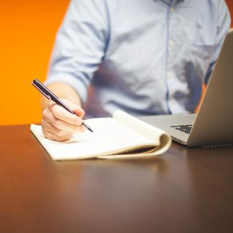 Ilustrasi tenaga alih daya.