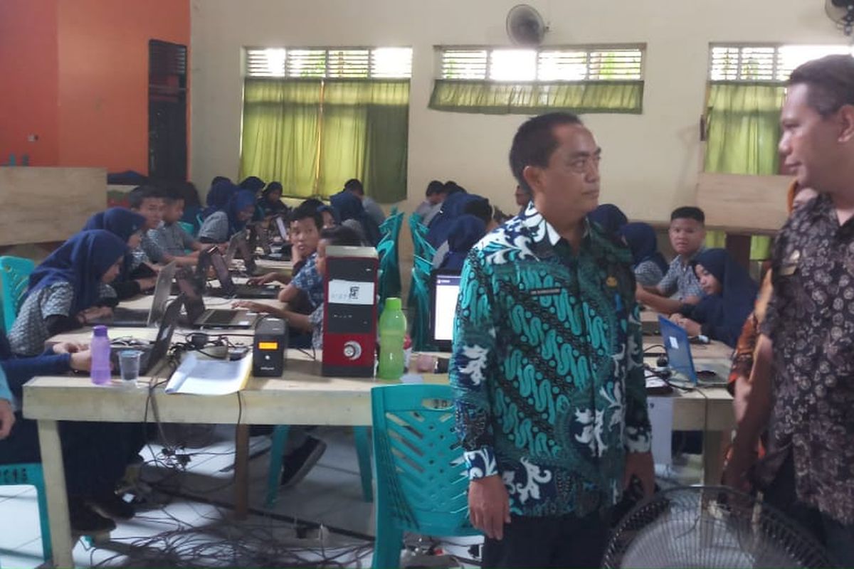 Kepala Dinas Pendidikan Kota Makassar Abd Rahman Bando mengecek pelaksanaan UNBK SMP di Kota Makassar