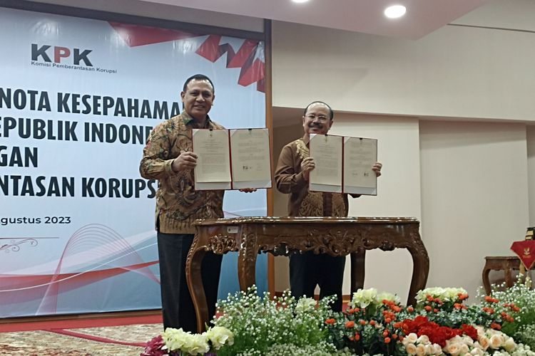 Ketua KY Amzulian Rifai dan Ketua KPK FIrli Bahuri mempebaharui nota kaesepahaman kerjasama kedua lembaga di Gedung KY, Kamis (24/8/2023).