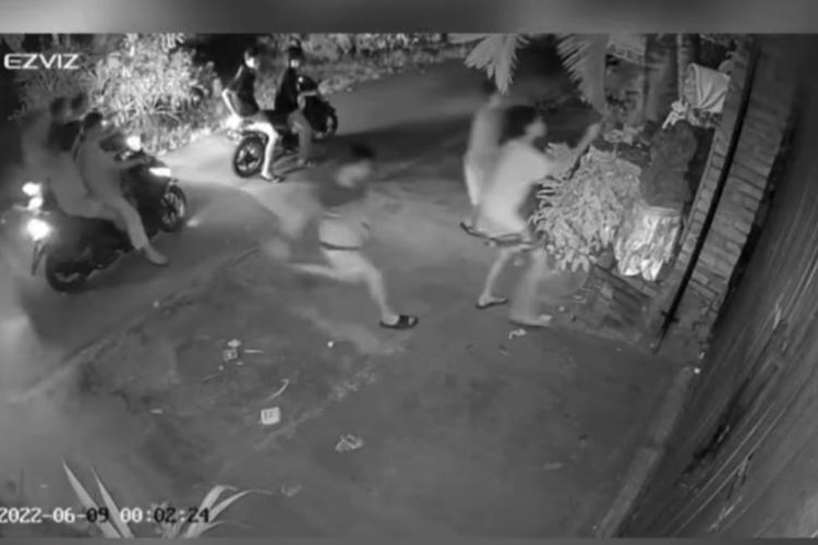 Tangkapan layar video rekaman CCTV yang memperlihatkan segerombolan remaja mencuri sarana banten di Buleleng, Bali.