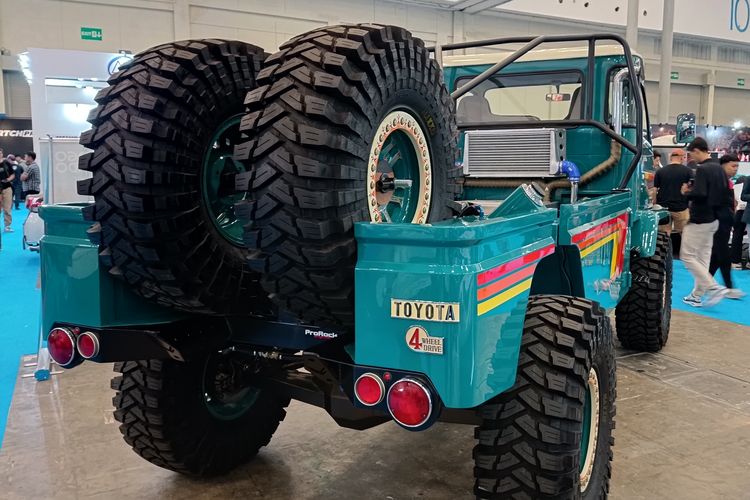 Toyota Dyna yang dimodifikasi jadi service truck balap offroad oleh Prorock Engineering