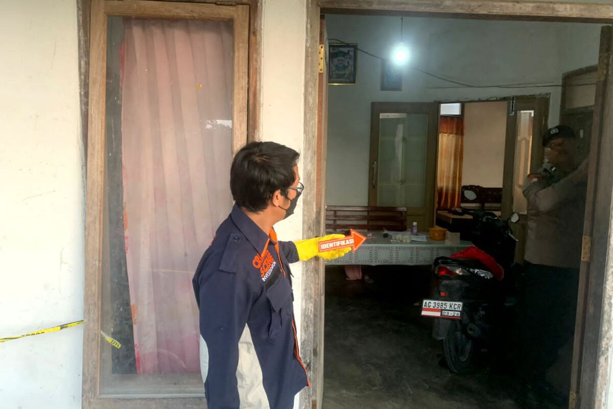 Petugas identifikasi dari Polres Blitar Kota melakukan olah TKP di rumah perangkat desa yang ditemukan meninggal di rumahnya di Desa Ponggok, Kecamatan Ponggok, Kabupaten Blitar, Jumat (16/6/2023)