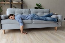 Ini Alasan Anda Tak Boleh Tidur di Sofa Ruang Tamu