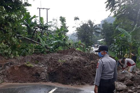 Tebing Longsor Timbun Jalan Sumedang-Subang, Akses Jalur Provinsi Lumpuh