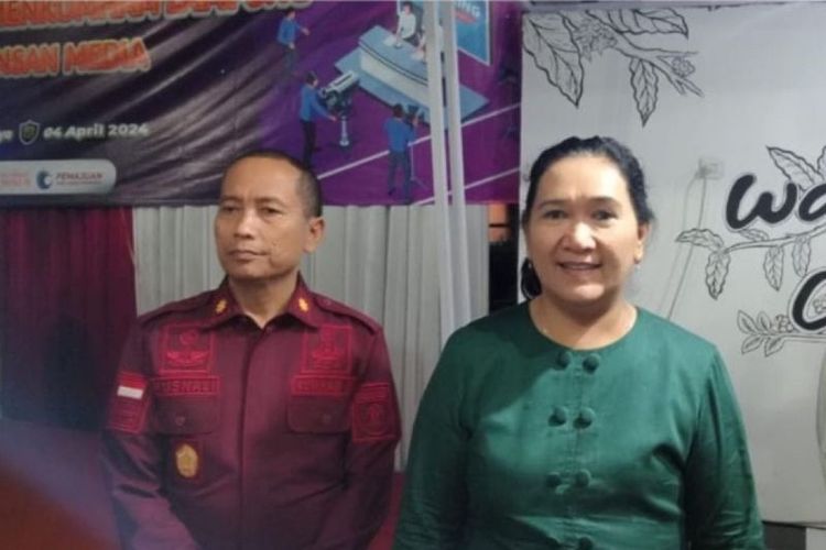 Kepala Divisi Pemasyarakatan (Kadivpas) Kanwil Kemenkumham Lampung Kusnali (kiri) bersama Kakanwilkumham Lampung Sorta Delima Lumban Tobing.