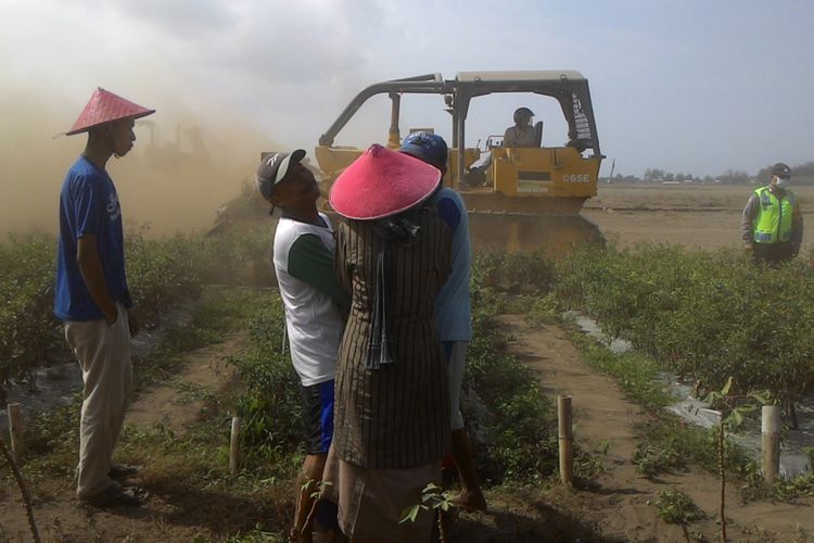 Sayem dan Miyo menangis menyaksikan cabai garapannya dibulldozer. AP I mengerahkan 9 alat berat, terdiri 6 bulldozer dan 3 excavator untuk membersihkan lahan yang berisi baik cabai, terong, sampai pohon kelapa di lokasi pembangunan Bandara NYIA, Kamis (28/6/2018).