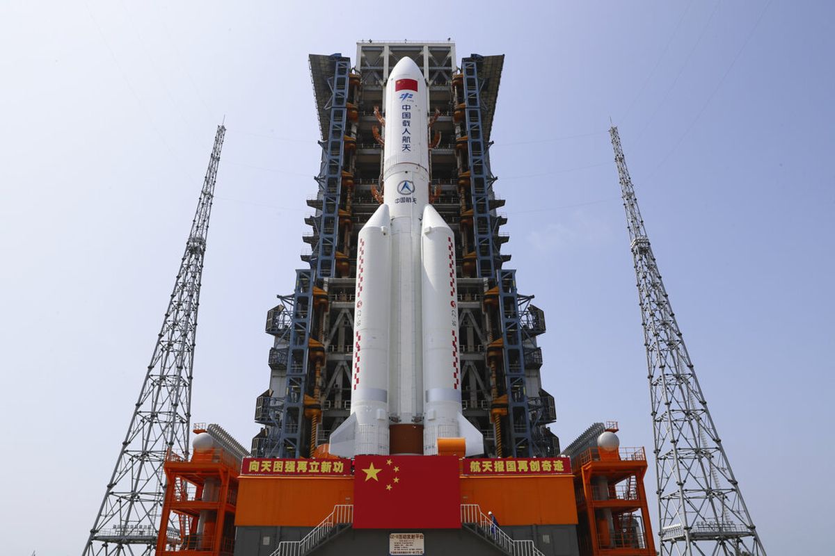Dalam foto yang dirilis oleh Kantor Berita Xinhua ini, modul inti stasiun luar angkasa Tiongkok, Tianhe, pada roket Long March-5B Y2 dipindahkan ke area peluncuran Situs Peluncuran Pesawat Luar Angkasa Wenchang di Provinsi Hainan China selatan pada (23/4/2021)