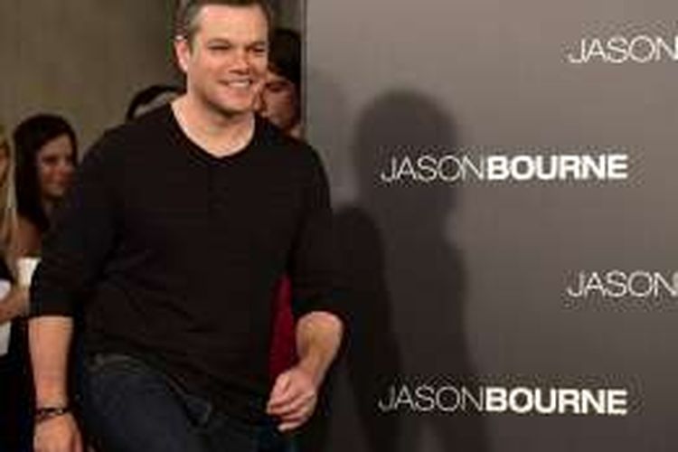 Aktor Matt Damon tiba untuk menerima bola dan jersey dari Atletico Madrid dalam rangka tur promo film Jason Bourne di Madrid, Spanyol, Rabu (13/7/2016).
