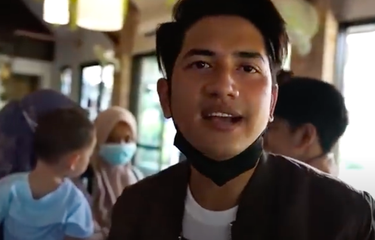 Zikri Daulay saat bertemu anaknya, Zayn. Di lokasi itu juga ada mantan istrinya, Henny Rahman, bersama suami barunya, Alvin Faiz
