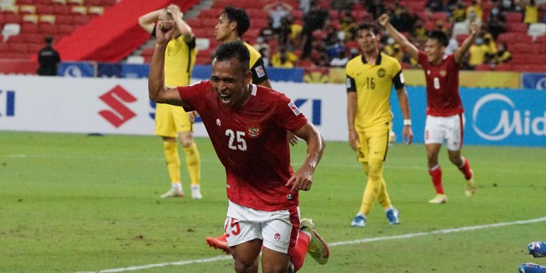 Pesepak bola Timnas Indonesia Irfan Jaya (tengah) melakukan selebrasi usai menjebol gawang Timnas Malaysia dalam pertandingan grup B Piala AFF 2020 di National Stadium, Singapura, Minggu (19/12/2021). Indonesia menang dengan skor 4-1 dan lolos ke babak semifinal Piala AFF.