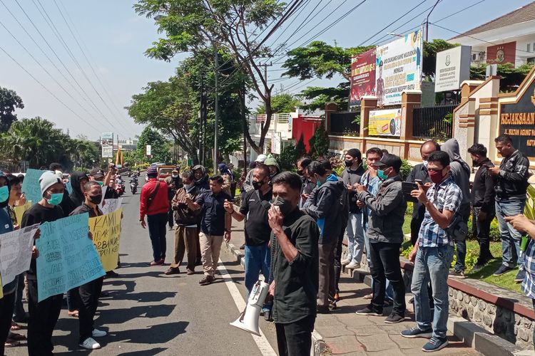 Puluhan massa aksi terlihat mendatangi Kantor Kejaksaan Negeri Kota Batu menyuarakan kepada Jaksa Penuntut Umum (JPU) bisa menegakkan keadilan dalam memproses kasus dugaan kekerasan seksual yang terjadi di Sekolah Selamat Pagi Indonesia (SPI) pada Selasa (19/7/2022) sekitar pukul 10.00 WIB. 