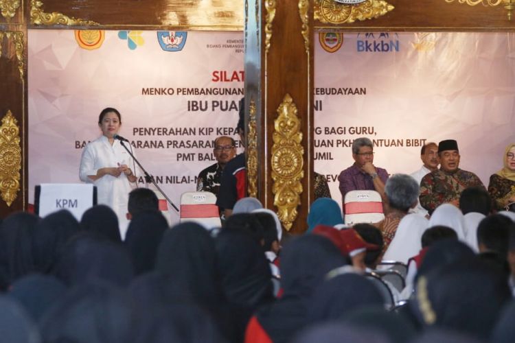Menko PMK Puan Maharani berpesan kepada penerima bantuan untuk memanfaatkan bantuan sebaik-baiknya di Pendopo Bupati Sukoharjo, Sukoharjo, Jumat (9/11/2018).