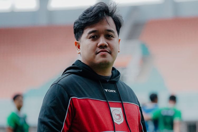 COO Garudayaksa FC, Derry Hidayat, berpose di tengah sesi latihan timnya.