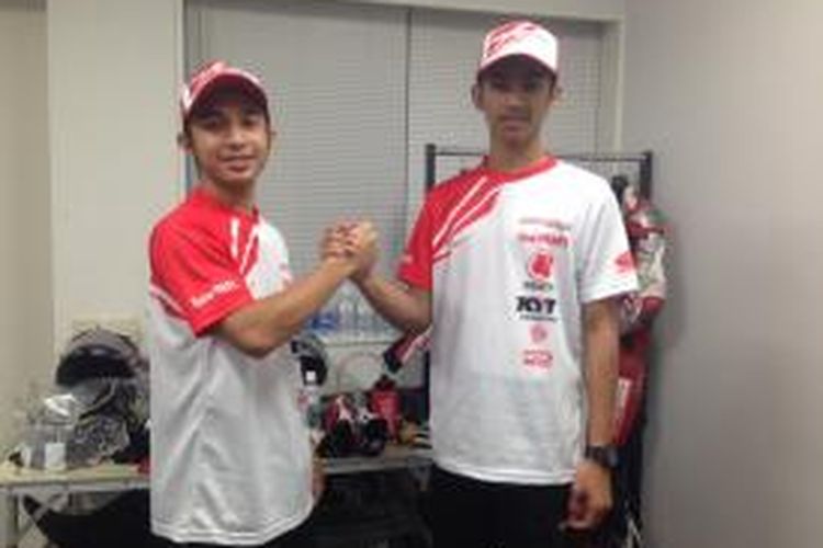 Pebalap Indonesia, Andi Fariz Isdihar dan Aditya Pangestu Hanafi, berpose di paddock Sirkuit Suzuka, Jepang. Kedua pebalap tersebut akan turun pada balapan Suzuka 4 Hours, Sabtu (25/7/2015), membela Astra Honda Racing Team.