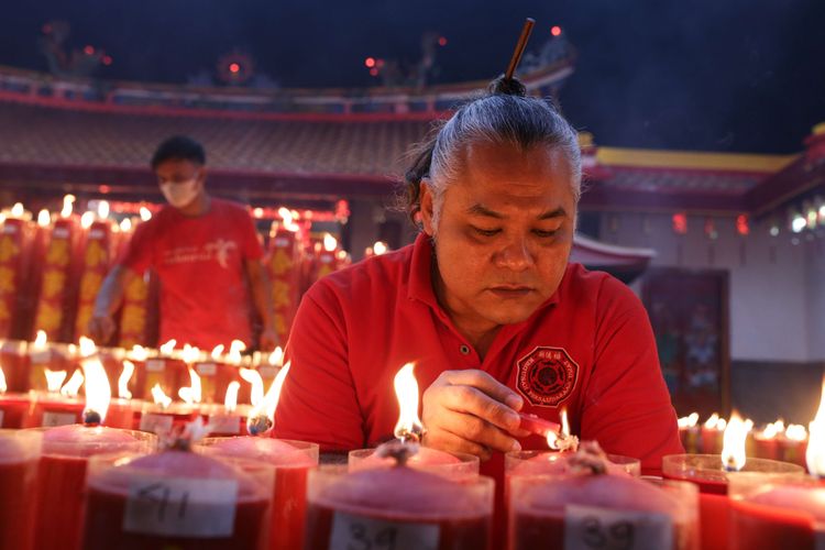 Warga keturunan Tioghoa menyalakan lilin saat perayaan Imlek 2574 di Vihara Dhanagun, Bogor, Jawa Barat, Minggu (22/1/2023). Tahun Baru China 2574 atau Imlek 2023 jatuh pada, Minggu (22/1/2023) menjadi perayaan yang dinanti oleh masyarakat Tionghoa di seluruh dunia, termasuk di Indonesia.