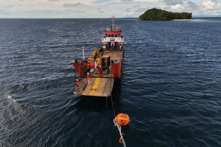 Kapal Landing Craft Transport (LCT) saat menurunkan salah satu pelampung tambat labuh atau mooring system di perairan Friwen, Raja Ampat, Papua Barat Daya, Jumat (7/6/2024).